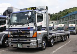 写真：14t平ボディドライバー